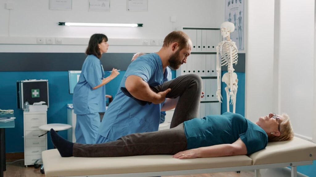 Cómo la osteopatía mejora la movilidad en personas mayores