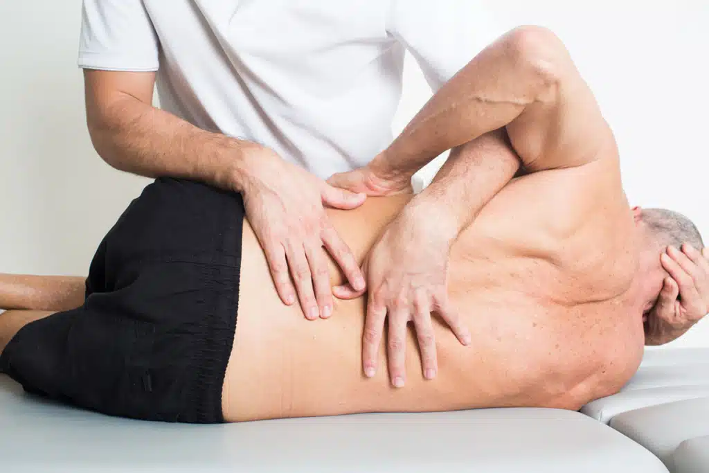 Cómo la osteopatía mejora movilidad en personas mayores
